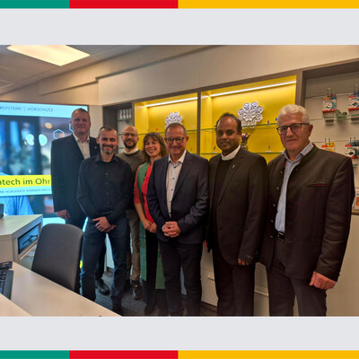Bild vergr��ern: Neben Erstem B�rgermeister Rudolf Seidl (links), gratulierten die evangelische Pfarrerin Hanna Fiedler-Stahl (4. v. links), der katholische Pfarrer Dr. Varghese Chiraparamban (2. von rechts) und Robert Wutz, 2. B�rgermeister Stadt Teublitz (rechts) den Gesch�ftsf�hrern Thomas Wittmann (3. v. rechts), Achim Stockmaier (2.v. links) und Dr. Florian Ross (3.v. links) zur Filialer�ffnung in Maxh�tte-Haidhof.