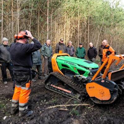 Bild vergr��ern: Michael Plank vom Forstservice Plank aus Teublitz erkl�rte den ferngesteuerten Mulcher.