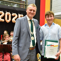 Bild vergr��ern: Das Bild zeigt den Weltmeister Bastian B�hm mit Erstem B�rgermeister Rudolf Seidl von der Deutschlandfahne bei der Sportlerehrung 2025 der Stadt Maxh�tte-Haidhof in der Stadthalle.