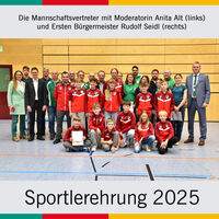 Bild vergr��ern: Das Bild zeigt die Mannschaftsvertreter mit Moderatorin Anita Alt (links) und Ersten B�rgermeister Rudolf Seidl (rechts).