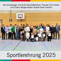 Bild vergr��ern: Das Bild zeigt die Einzelsieger mit dem Gesch�ftsf�hrer des BLSV, Bezirk Oberpfalz, Thomas Fink (links) und Ersten B�rgermeister Rudolf Seidl (rechts).