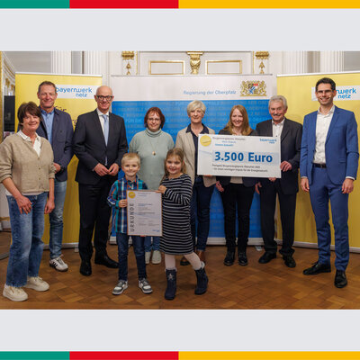 Bild vergr��ern: Kinderhaus St. Leonhard, Maxh�tte: Bildunterschrift hintere Reihe von links: Dagmar Strebl (Kindergartenleitung), Christian Meyer (Leiter Wirtschaftsf�rderung und Kreisentwicklung, Landratsamt Schwandorf), Regierungspr�sident der Oberpfalz Walter Jonas, Lydia Brass-Sch�ffer (Erzieherin), Claudia Schie�l (Initiatorin der Bewerbung, Erzieherin), Cornelia Siegl (Erzieherin), 3. B�rgermeister von Maxh�tte-Haidhof Josef Schmid, Markus Leczycki (Leiter Kommunalmanagement Bayernwerk Netz GmbH). Vorne von links: Dominik K�dderitzsch und Lina Bl�chinger (ehemalige Kindergartenkinder)