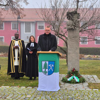 Bild vergr��ern: Erster B�rgermeister Rudolf Seidl hielt die Ansprache zu der Gedenkveranstaltung am Kriegerdenkmal am Rathausvorplatz.