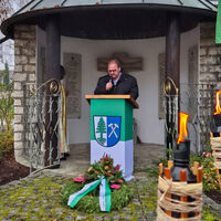 Bild vergr��ern: Stadtrat Christian Reisinger hielt die Ansprache zur Gedenkveranstaltung am Kriegerdenkmal in Pirkensee.