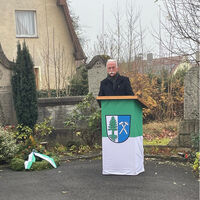 Bild vergr��ern: Zweiter B�rgermeister Franz Brunner hielt die Ansprache zur Gedenkveranstaltung zum Volkstrauertag am Kriegerdenkmal im Ortsteil Leonberg.