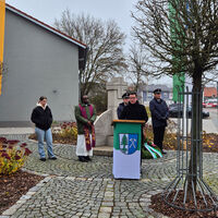 Bild vergr��ern: Stadtrat Matthias Meier hielt die Ansprache zur Gedenkveranstaltung zum Volkstrauertag am Kriegerdenkmal in Ponholz.