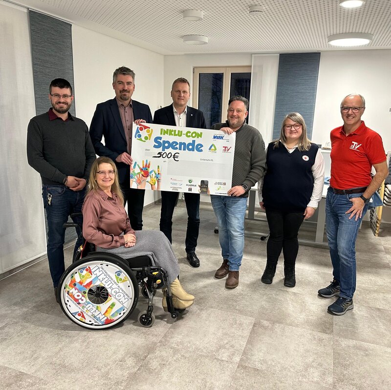 Bei der Spenden&uuml;bergabe im Rathaus der Stadt Teublitz: Vertreter und Vertreterinnen des BRK und TV 1875 Burglengenfeld, Bianca H&auml;rtl, B&uuml;rgermeister der drei St&auml;dte und der Gesch&auml;ftsleiter des Zweckverbandes St&auml;dtedreieck. 