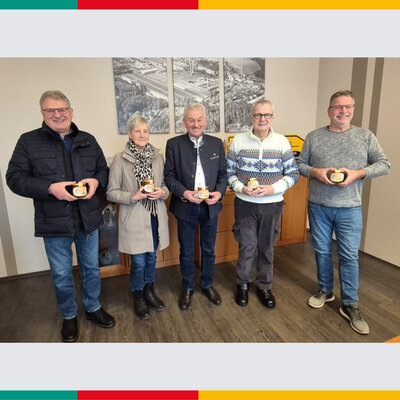 Bild vergr��ern: Das Bild zeigt von links den Vorsitzenden des Imkervereins Michael Sch�berl und seine Stellvertreterin Elfriede Marek, Dritten B�rgermeister Josef Schmid sowie den Leiter der Tafel Franz Rother mit Armin K�hnel bei der �bergabe des Honigs im B�rgermeisterzimmer.