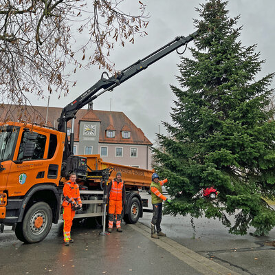 Bild vergr��ern: BU: Mit angepackt haben Fuhrparkleiter Stefan Faltermeier (re.), Martin Windisch (mitte) und Tobias Bruckm�ller (li.).