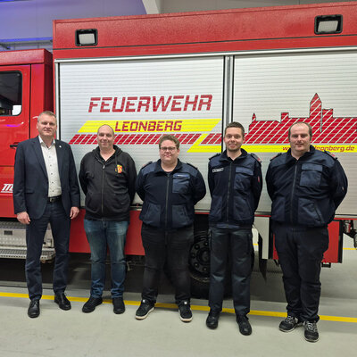 Bild vergr��ern: Das Foto zeigt von links: Ersten B�rgermeister Rudolf Seidl, den bisherigen Kommandanten Martin Schmiedberger, den neugew�hlten Kommandanten Lukas Hofmann, den stellvertretenden Kommandanten Alexander Salbeck und stellvertretenden Kommandanten Stefan Breitfelder.