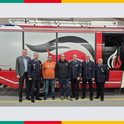 Bild vergr��ern: Das Foto zeigt von links: Ersten B�rgermeister Rudolf Seidl, Kreisbrandmeister Christoph Sp�rl, stellvertretenden Kommandanten Thomas Zenger, Kommandanten Thomas Summer, Kreisbrandinspektor Thomas Schmidt, 1. Vorsitzenden Nicolas Schiedermeier und 2. Vorsitzenden Alexander Mehringer.