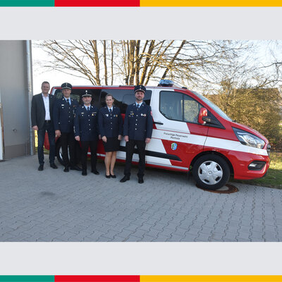 Bild vergr��ern: B�rgermeister Rudolf Seidl (l inks) zeigte sich beeindruckt vom neuen MTW, den Kommandant Florian Kiener, 2. Kommandant Bernhard Brandl, 2. Vorsitzende Christiane Edbauer und Vorsitzender Johannes G�tzer (von links) vorstellten.