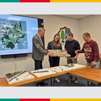 Bild vergr��ern: Masterabsolventin Franziska Hammerl stellt Arbeit im Rathaus Maxh�tte-Haidhof vor: Masterabsolventin Franziska Hammerl (zweite von links) stellt im Beisein von Ersten B�rgermeister Rudolf Seidl (links), Bauamtsleiter Christian Cesarz (Zweiter von rechts) und Bauamtsmitarbeiter Ludwig Berg (rechts) ihre pr�mierte Masterarbeit im Maxh�tter Rathaus vor.