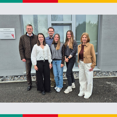 Bild vergr��ern: B�rgermeister Rudolf Seidl gratulierte Lisa Kraupner zur Gesch�ftser�ffnung. Bei der Er�ffnung mit dabei waren auch Ehemann Johannes Kraupner, Nina G�rtler, Lea Pielmeier sowie Carola Gl�tzl von der Koordinationsstelle fr�he Kindheit (KoKi), Landratsamt Schwandorf.