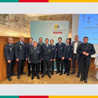 Bild vergr��ern: Ehrenzeichen f�r langj�hrige aktive Dienstzeit bei der Freiwilligen Feuerwehr verliehen: Das Bild zeigt von links Kreisbrandinspektor Thomas Schmidt, Kreisbrandrat Christian Demleitner, Kommandant der FF Me�nerskreith Daniel Brunner, den Geehrten Andreas Feuerer von der FF Me�nerskreith, Kreisbrandmeister Christoph Sp�rl, den Geehrten Wolfgang Fischer von der FF Pirkensee, den Geehrten S�ren Chwastek von der FF Me�nerskreith, den Geehrten Christoph Wein von der FF Me�nerskreith, Kommandant der FF Pirkensee Fabian Gietl, Ersten B�rgermeister der Stadt Maxh�tte-Haidhof Rudolf Seidl und Landrat Thomas Ebeling am Ehrenabend. Herzlichen Gl�ckwunsch!
