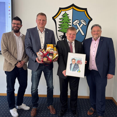 Bild vergr��ern: Gesch�ftsf�hrer Sebastian Hauser, Maxh�ttes Erster B�rgermeister Rudolf Seidl, Verbandsvorsitzender Thomas Gesche und Teublitz' Erster B�rgermeister Thomas Beer im Rahmen der Verbandsausschusssitzung im Maxh�tter Rathaus Ende April 2026.