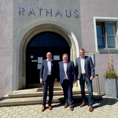 Bild vergr��ern: Die B�rgermeister Martin Antretter (Burglengenfeld), Thomas Beer (Teublitz) und Rudolf Seidl (Maxh�tte-Haidhof) (v.li.) trafen sich im Maxh�tter Rathaus zu einem gemeinsamen Austausch.