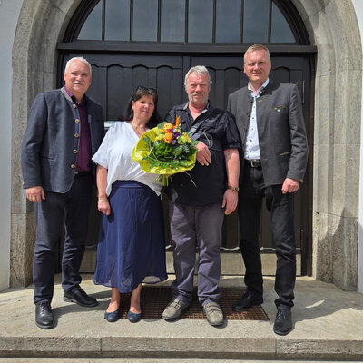 Bild vergr��ern: Das Foto zeigt Ersten B�rgermeister Rudolf Seidl, Peter Humbs, seine Frau Margit Humbs und Gesch�ftsleiter Karl-Peter W�rstl (v. rechts).