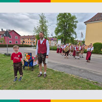 Bild vergr��ern: Musikalischer Umzug zum Rathausplatz zum Schirmherrschaftsbitten