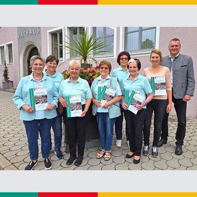 Bild vergr��ern: Die Seniorenbeir�tinnen Traudl Heller, Christa Breitfelder, Gisela Seitz, Evi Reil, Linda Stadlbauer und Isolde Schleinkofer verabschiedeten zusammen mit der Seniorenbeauftragten Rebecca Federer und Erstem B�rgermeister Rudolf Seidl (v. l.) das neue Seniorenprogramm.