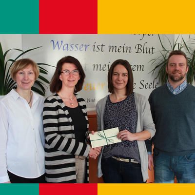 Bild vergr��ern: Personalsachbearbeiterin Christina Henn, Erste B�rgermeisterin Dr. Susanne Plank und Melanie May mit Personalratsvorsitzenden Johannes Ortner bei der Verabschiedung und �bergabe eines Pr�sents.