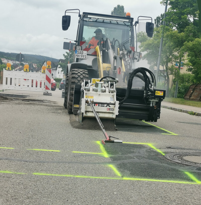 Asphaltfr&auml;se und Radlader bew&auml;hren sich im t&auml;glichen Einsatz