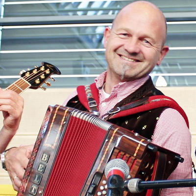 Bild vergr��ern: Seniorenprogramm: Singen mit Andreas Fischer