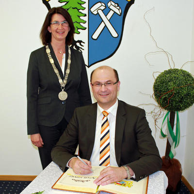 Bild vergr��ern: Staatssekret�r Albert F�racker tr�gt sich in das Goldene Buch der Stadt ein, 22. April 2016
