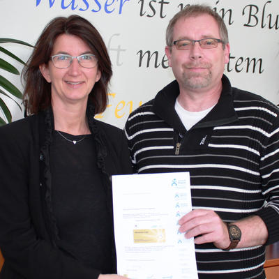 Bild vergr��ern: Erste B�rgermeisterin Dr. Susanne Plank �berreicht Alexander Gietl die Goldene Ehrenamtskarte des Freistaates Bayern und dankte ihm damit f�r sein 25j�hriges Engagement beim THW Schwandorf.