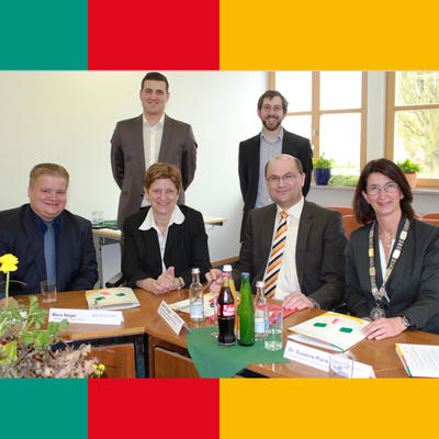 Bild vergr��ern: Informationsgespr�ch mit Staatssekret�r Albert F�racker (2ter von rechts sitzend) im Maxh�tter Rathaus. (Von links sitzend B�rgermeister Thomas Gesche (Burglengenfeld), B�rgermeisterin Maria Steger (Teublitz), Albert F�racker und B�rgermeisterin Dr. Susanne Plank (Maxh�tte-Haidhof) mit (stehend von links) Christoph Stangl und Gregor Gl�tzl.