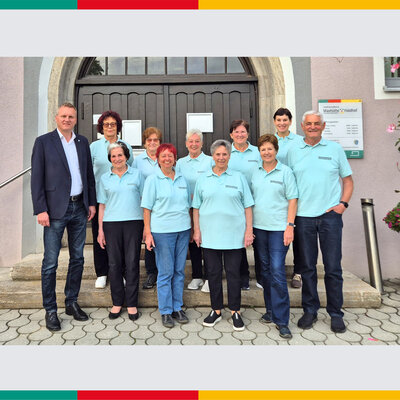 Bild vergr��ern: Das Bild zeigt (vordere Reihe v. l.) Ersten B�rgermeister Rudolf Seidl, Isolde Schleinkofer, Edeltraut Amelang, Traudl Heller, Gitte Lohr und Willi Lohr und (hintere Reihe v. l.) Linda Stadlbauer, Evi Reil, Gisela Seitz, Christa Breitfelder und die Seniorenbeauftragte Rebecca Federer.