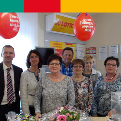 Bild vergr��ern: Das Bild zeigt von links Hierl von der VR-Bank, Erste B�rgermeisterin Dr. Susanne Plank, Ladeninhaberin Romy Hermann-Reisinger mit Heinz Baier von Hermes mit den Angestellten bei der Er�ffnung des Ladens in den neuen R�umen.