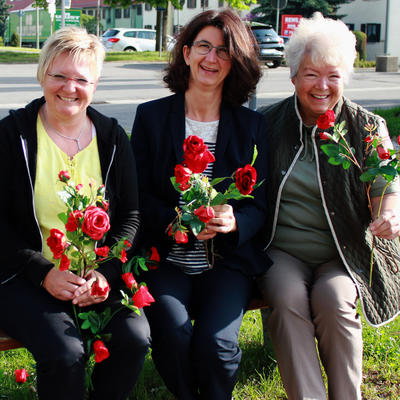Bild vergr��ern: Evi Seitz (Landratsamt Schwandorf Seniorenfachstelle), 1. B�rgermeisterin Dr. Susanne Plank und Seniorenbeir�tin Ute Hierl freuen sich gemeinsam auf den Jubil�ums-Rosenball.