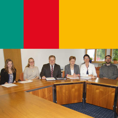 Bild vergr��ern: Das Bild zeigt von links Asylsozialberaterin Nadine Hunzinger, Projektleiterin Claudia H�samer (Landratsamt Schwandorf) mit B�rgermeister Thomas Gesche (Burglengenfeld) , B�rgermeisterin Maria Steger (Teublitz), Dr. Susanne Plank (Maxh�tte-Haidhof) und den Leiter der Gesch�ftsstelle im St�dtedreieck Gregor Gl�tzl.
