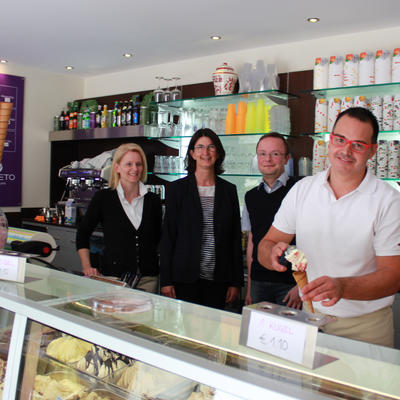 Bild vergr��ern: Mit bei der Er�ffnung dabei waren Erste B�rgermeisterin Dr. Susanne Plank (2te von links) und Pfarrer Philip-Alexander Thei� (3ter von links) mit Roberto Bortoluzzi und Debora Costa.