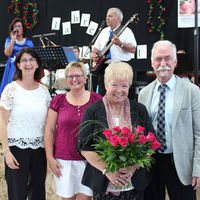 Bild vergr��ern: Gro�er Dank ging an die Organisatorin des Rosenballs Ute Hierl von links Erste B�rgermeisterin Dr. Susanne Plank, Evi Seitz (Seniorenfachstelle Landratsamt Schwandorf), Ute Hierl und Zweiter B�rgermeister Franz Brunner
