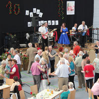 Bild vergr��ern: Rosenball 2016: Die Band Hullahoop aus Amberg garantierte f�r eine volle Tanzfl�che.