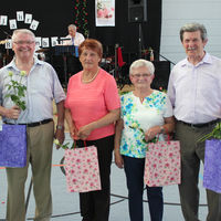 Bild vergr��ern: Rosenball 2016 - die Rosenk�niginnen und Rosenkavaliere von links Fridolin Gans (Schwandorf), Gerda Hofbauer (Leonberg), Betty Schmalzbauer (Burglengenfeld und Johann Wei� (Steinberg am See).