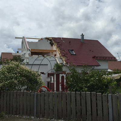 Bild vergr��ern: Nach dem Tornado in Maxh�tte-Haidhof muss eine f�nfk�pfige Familie um ihre Existenz.