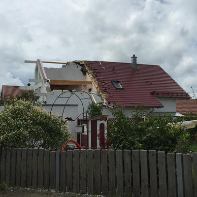 Bild vergrern: Nach dem Tornado in Maxhtte-Haidhof muss eine fnfkpfige Familie um ihre Existenz.