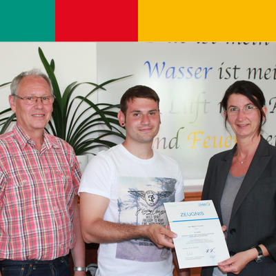 Bild vergr��ern: Martin Forster zusammen mit Ersten B�rgermeisterin Dr. Susanne Plank und Stadtbaumeister Gerhard Schmid (links) bei der Urkunden�bergabe.