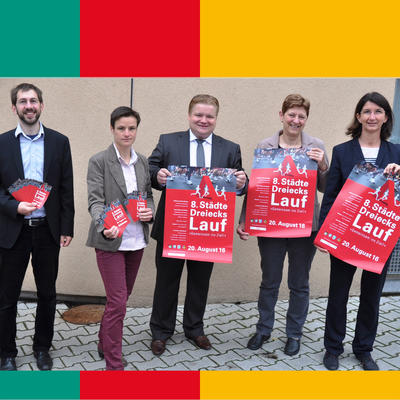 Bild vergr��ern: Die Leiterin des Organisationsteams Sabine Eichinger stellte gemeinsam mit dem Leiter der Gesch�ftsstelle St�dtedreieck Gregor Gl�tzl den B�rgermeisterinnen Dr. Susanne Plank und Maria Steger sowie deren Amtskollege Thomas Gesche die neuen Plakate und Flyer zum 8. St�dtedreieckslauf vor.