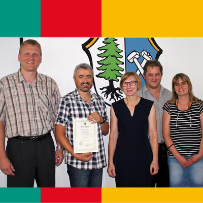 Bild vergr��ern: Dritter B�rgermeister Rudolf Seidl, Christina Henn von der Personalstelle, Susanne Forchhammer, 1. Vorsitzende des Betriebsrates und Amtsleiter Peter Henn gratulierten Bernd Schindler zur erfolgten Bef�rderung.