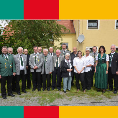 Bild vergr��ern: Die geehrten Mitglieder der Hubertus-Sch�tzen mit den Vereinsverantwortlichen und Ehreng�sten