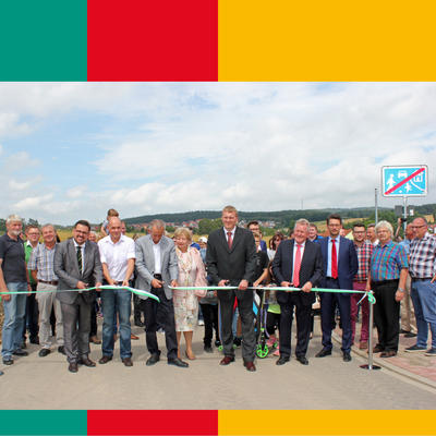 Bild vergr��ern: Freigabe des Baugebietes mit Eigent�mern und Ehreng�sten, darunter Fabian Biersack (Ingenieurb�ro Preihsl & Schwan, Dritter von links) und dritter B�rgermeister Rudolf Seidl jun. (Vierter von rechts).