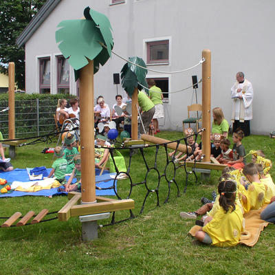 Bild vergr��ern: Pfarrer Hans-Peter Greimel erteilte dem erweiterten Teil im Spielplatz den kirchlichen Segen.