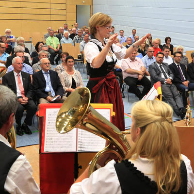 Bild vergr��ern: Sommerempfang: Das Ehrenamt - R�ckgrat unserer Gesellschaft: Tusch f�r die vielen Gesichter im Ehrenamt. Sommerempfang in der Stadthalle mit musikalischem Klang der Jugendblaskapelle der Feuerwehr Leonberg unter Leitung von Regina Sturm (sitzend vorne von links): Stellvertretender Landrat Arnold Kimmerl, Festredner Josef Lobenhofer (BLSV) und B�rgermeisterin Dr. Susanne Plank.