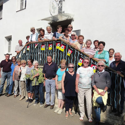 Bild vergr��ern: Das Bild zeigt die Wandergruppe mit Gastwirt Georg Schie�l (links vorne) und Seniorenbeir�tin Elisabeth Neuner (5te von links oben) kurz vor dem Nachhauseweg an der M�hle.