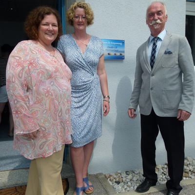 Bild vergr��ern: Zweiter B�rgermeister Franz Brunner gratulierte Claudia Gill (Mitte) und Alexandra Strell zur Er�ffnung der neuen R�umlichkeiten.