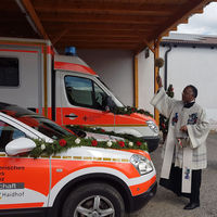 Bild vergr��ern: Fahrzeugweihe BRK Bereitschaft Maxh�tte-Haidhof: Pfarrvikar Dr. Sebastian Palamoottil (im Bild) und Pfarrer Philip-Alexander Thei� spendeten den kirchlichen Segen.